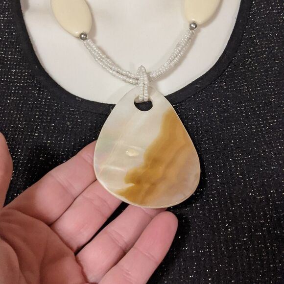 Reversable shell necklace - Picture 5 of 11